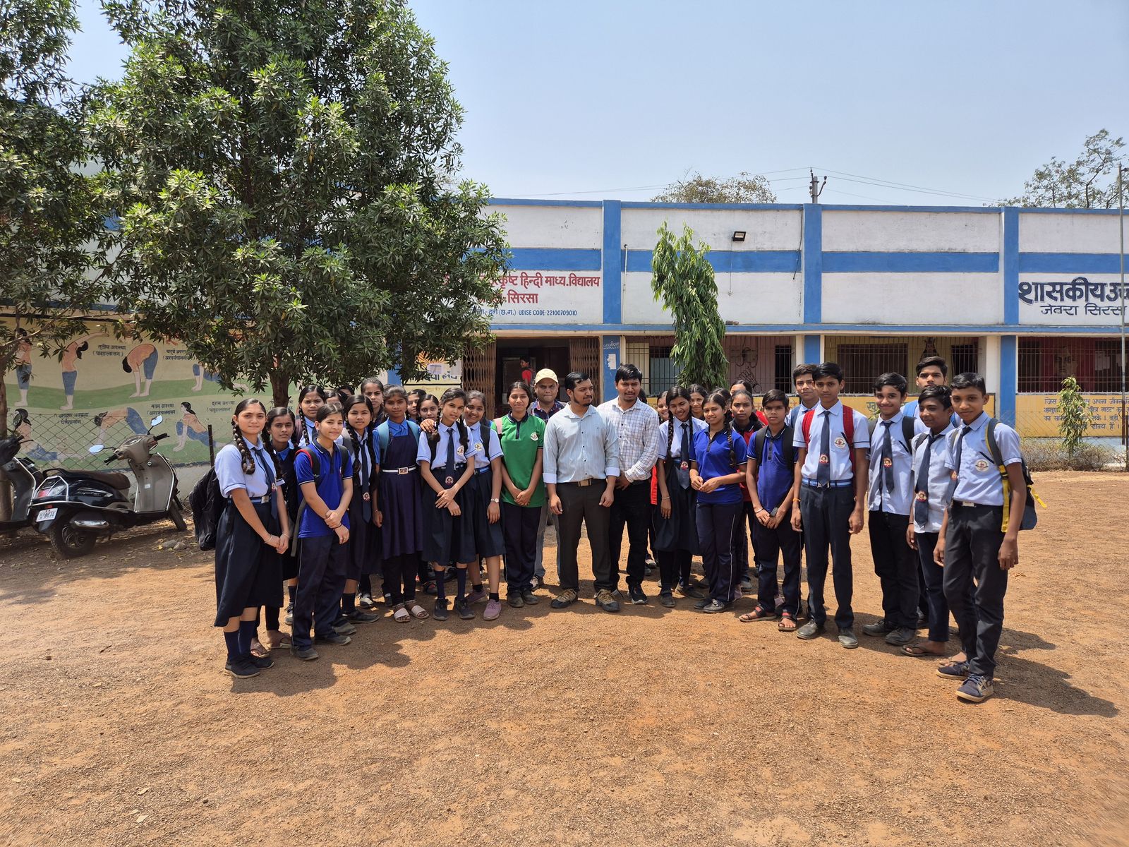 Group photo with school students after the STEM outreach camp session, Bhilai